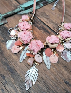 COLLAR FLORES ROSAS - Misia Accesorios - De Tandil a todo el país