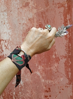 PULSERA DE SEDA FLOREADA