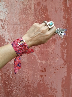 PULSERA DE SEDA ROJA