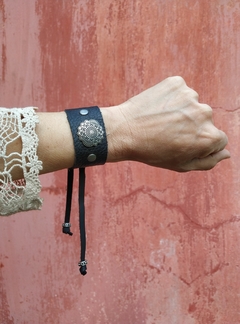 PULSERA ANCHA DE CUERO PLATA VIEJA