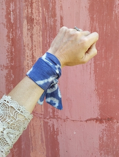 SCRUNCHIE SHIBORI AZUL CLARO en internet