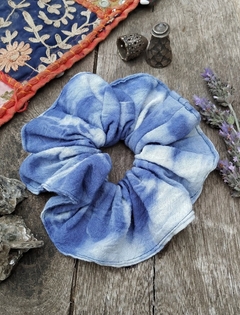 SCRUNCHIE SHIBORI AZUL CLARO