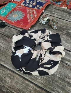SCRUNCHIE CRUDO Y NEGRO - comprar online