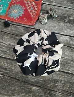 SCRUNCHIE CRUDO Y NEGRO en internet