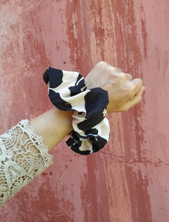 SCRUNCHIE CRUDO Y NEGRO