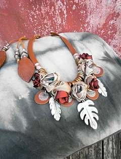 COLLAR FLORES TERRACOTA en internet
