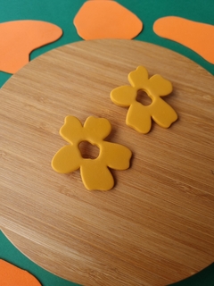 Brinco Flor Amarelo Ocre - Orgânika - comprar online