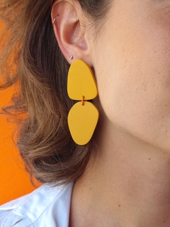 Brinco Pétala Amarelo Ocre - Orgânika na internet