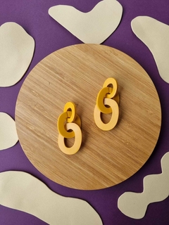 Brinco Elos Amarelo Ocre - Orgânika - comprar online