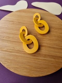 Brinco Elos Amarelo Ocre - Orgânika na internet