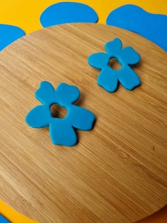 Brinco Flor Azul Turquesa - Orgânika - comprar online
