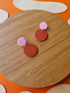 Brinco Gota Média Rosa e Marrom Terracota - Orgânika - comprar online