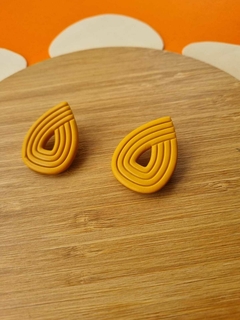 Brinco Linhas Amarelo Ocre - Orgânika - comprar online