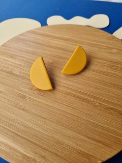 Brinco Meia Lua Amarelo Ocre - Orgânika - comprar online