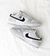 Imagen de ZAPATILLAS SB DUNK GRIS/ BLANCO/ NEGRO