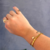 Bracelete Aço no Banho de Ouro Pedras Esmeralda