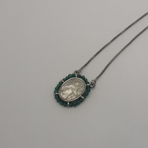 Colar Nossa Senhora em MadrePérola Cristais Oval - comprar online