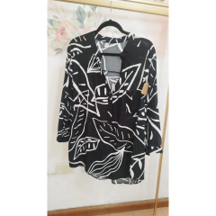 BLUSA MAO NEGRA ESTAMPADA - comprar online