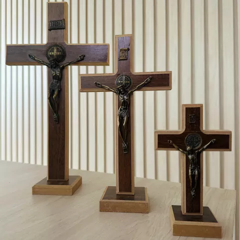 Crucifixo São Bento com base mdf