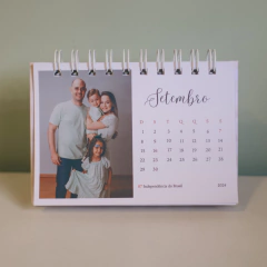 Imagem do Calendário Olívia 2026 de mesa