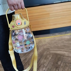 Botella Kawaii De 1100ml Con Pico Correa Y Stickers Tiernos - M&Q REGALOS