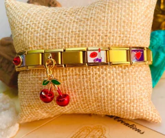 Pulsera Brazalete Dorada Para Mujer + 3 Dijes + Cajita en internet