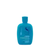 Botella de shampoo Enhancing Low de 250 ml de la línea Semi di Lino, en color azul, diseñada para cabello rizado.