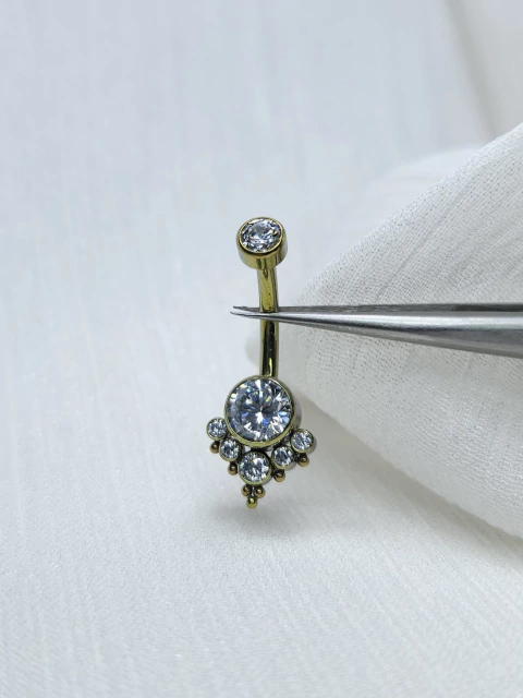 Ombligo 5 zirconias y filigranas (anodizado en gold 65v)