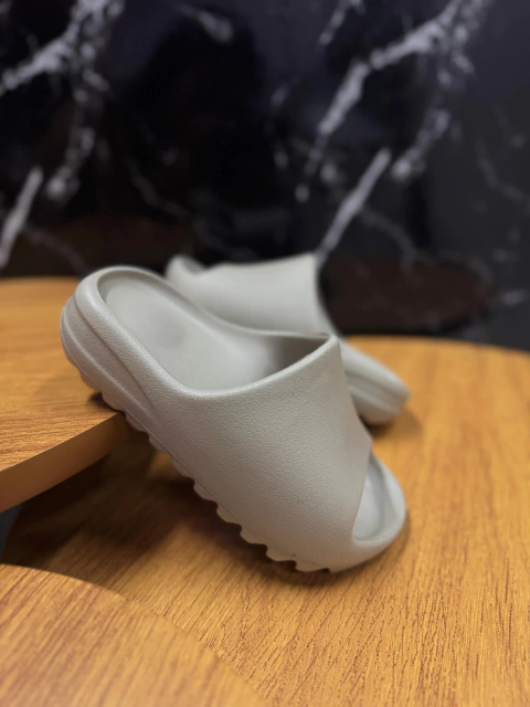 Sandália YEZZY INFANTIL