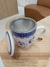 Caneca de porcelana rosa claro e flores azul - Mimos da Va