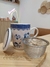 Caneca de porcelana rosa claro e flores azul na internet