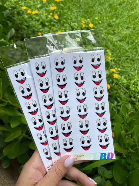 OLHINHOS E BOQUINHAS RESINADOS MINNIE E MiCKEY ADESIVOS Cod:BD002-X 18 CONJUNTOS TAM P11X5mm NÃO COMESTÍVEL