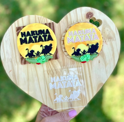 TQ83 MARCADOR HAKUNA MATATA REI LEÃO 8X8CM