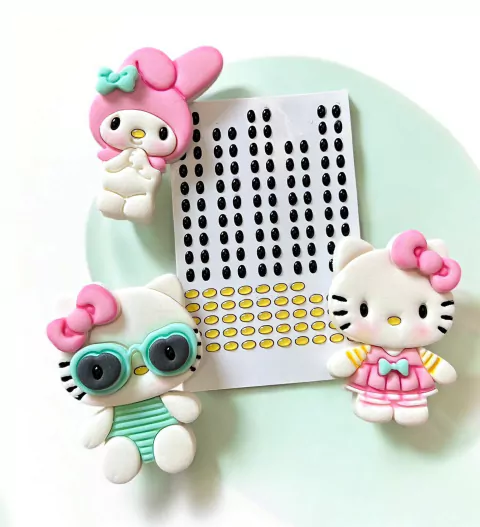 OLHINHOS RESINADOS ADESIVOS HELLO KITTY Cod:BD492 50 Conjuntos Tamanho 5,5mm PP NÃO COMESTÍVEL