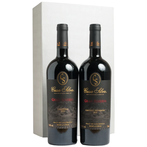 Kit Natal Conjunto Chileno Gran Reserva com duas garrafas de vinho Casa Silva, rótulo preto com texto dourado e vermelho, uma Carménère 2023 e outra Cabernet Sauvignon 2023, ao lado de caixa branca