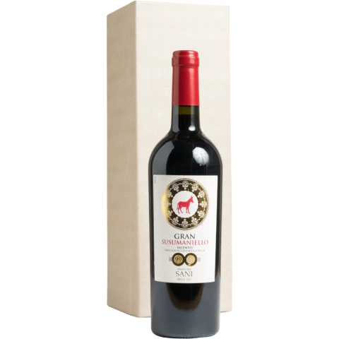 Garrafa de vinho Gran Susumaniello Salento com rótulo branco e vermelho, ao lado de uma caixa de presente bege