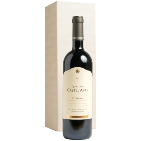 Garrafa de vinho Quinta dos Castelares Reserva Douro 2020 ao lado de estojo de courino bege