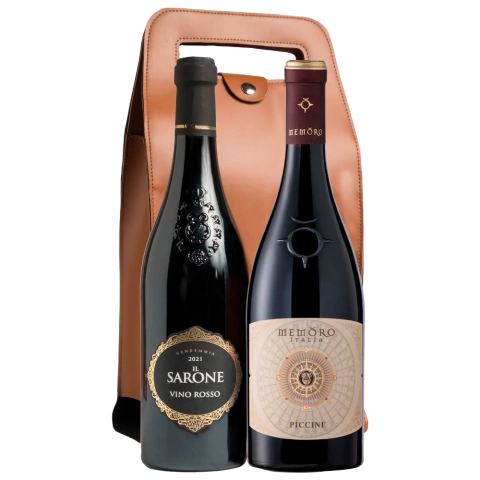 Kit natal com duas garrafas de vinho tinto Memoro Piccini Rosso e Il Sarone Rosso Puglia ao lado de uma bolsa de courino marrom