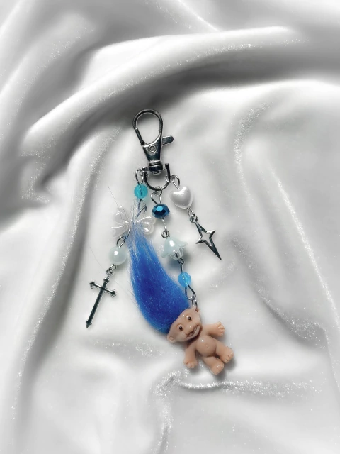 • KEYCHAIN VINTAGE TROLL SKY •