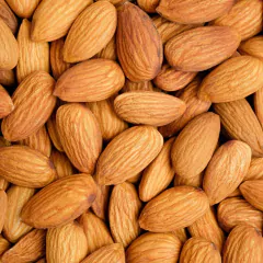 Almendras con cáscara en primer plano, mostrando textura y color marrón claro