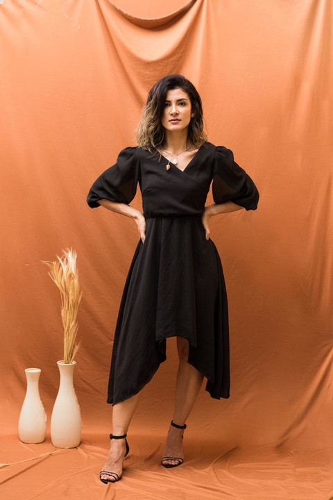 Vestido midi assimétrico com manga