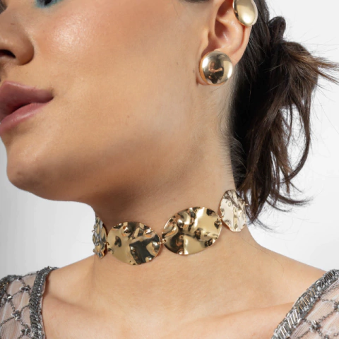 Colar metalizado moderno