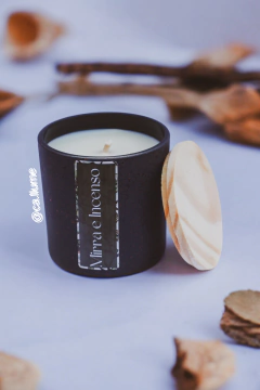 VELA PERFUMADA - INCENSO E MIRRA - 200G - Ca.llume