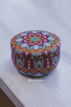 VELA PERFUMADA LATA MANDALA - 70G - ESPECIARIAS PICANTES - Ca.llume
