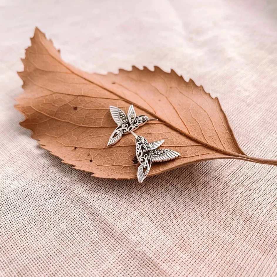 Brinco de Beija-flor com Marcassitas em Prata 925 - Elegância e Encanto