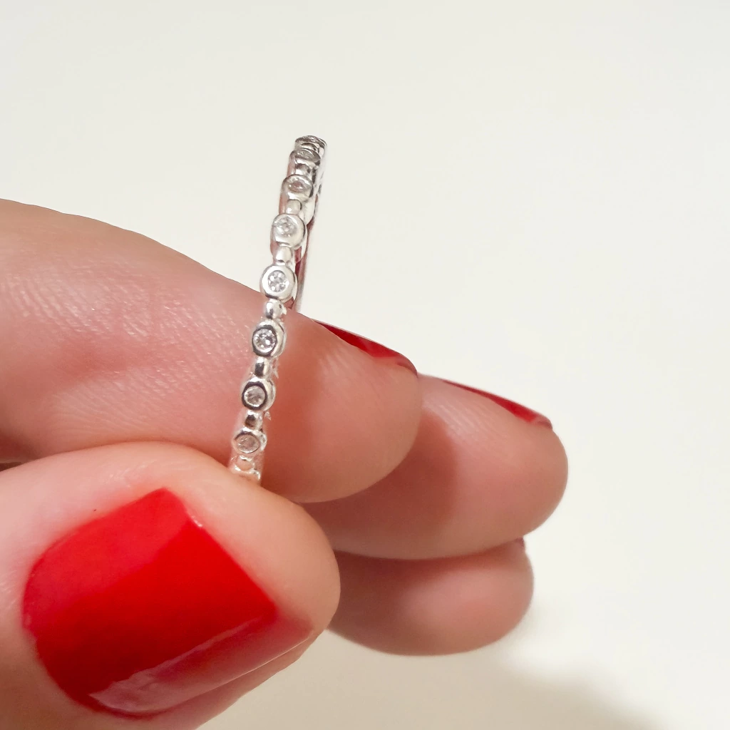 Anel Aparador Estilo Aliança com Zircônias em Prata 925 – Sofisticação e Brilho