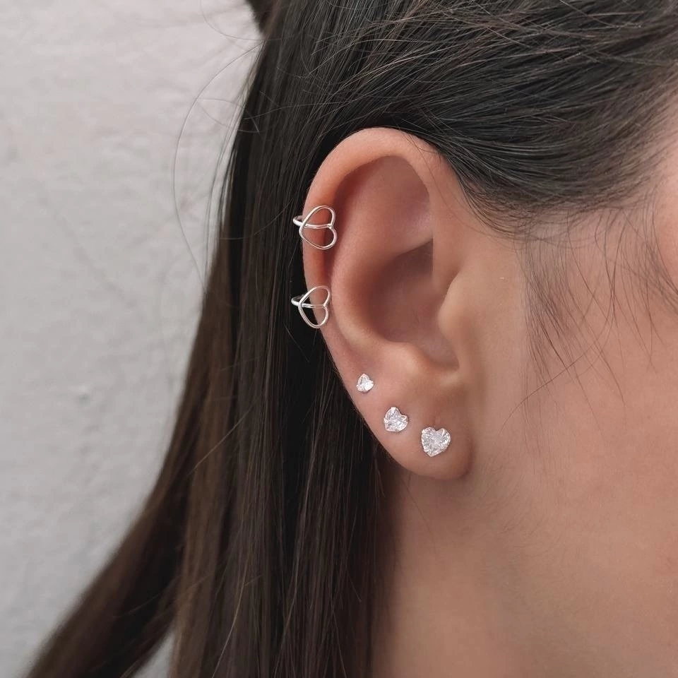 Brinco de Zircônia em Coração 0,4 cm - Prata 925 com Elegância Compacta