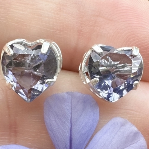 Brinco Coração com Zircônia Lilás e Galeria em Prata 925 – Delicadeza e Brilho Elegante