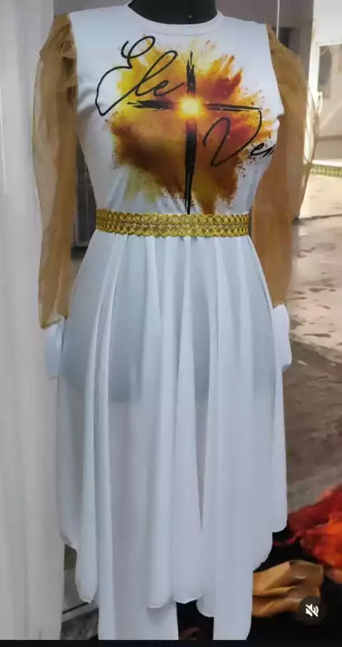 V-006 | Vestido Branco Ele Vem com manga Tule Dourada
