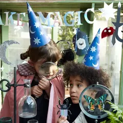 Sombreros y varitas de magos para fiesta en internet